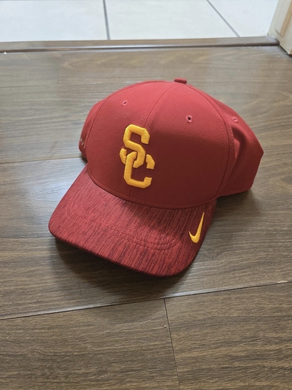 Nike Mens Red & Yellow USC Trojans  Fitted Cap